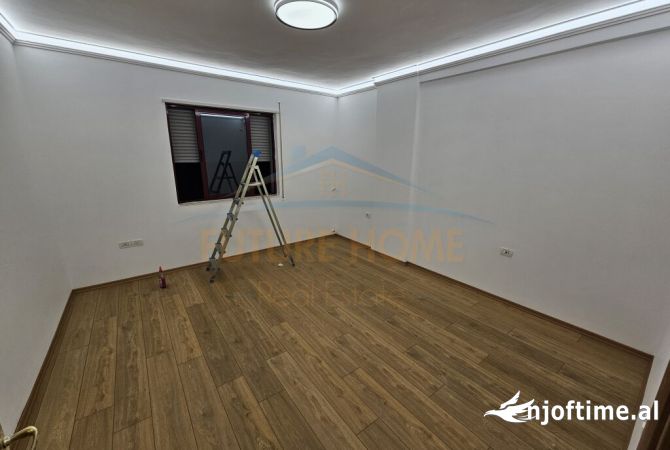 Shtepi ne shitje Apartament ne Tirane, 2+1, Mobilimi Bosh, pa mobiluar, Pagesa 260,000  Euro.