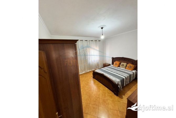 Shtepi me qera Apartament ne Tirane, 3+1, Mobilimi E mobiluar, Pagesa 500  Euro.