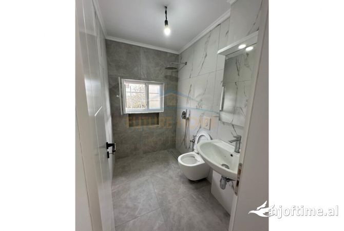Shtepi ne shitje Apartament ne Tirane, 1+1, Mobilimi Bosh, pa mobiluar, Pagesa 75,000  Euro.