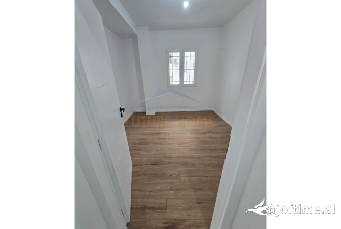 Shtepi ne shitje Apartament ne Tirane, 2+1, Mobilimi Bosh, pa mobiluar, Pagesa 120,000  Euro.