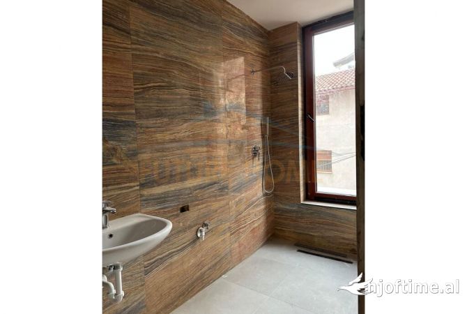 Shtepi ne shitje Apartament ne Tirane, 1+1, Mobilimi Bosh, pa mobiluar, Pagesa 146,880  Euro.