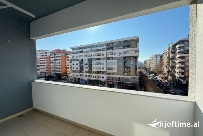 Shtepi ne shitje Apartament ne Tirane, 2+1, Mobilimi Pjeserisht e mobiluar, Pagesa 145,000  Euro.