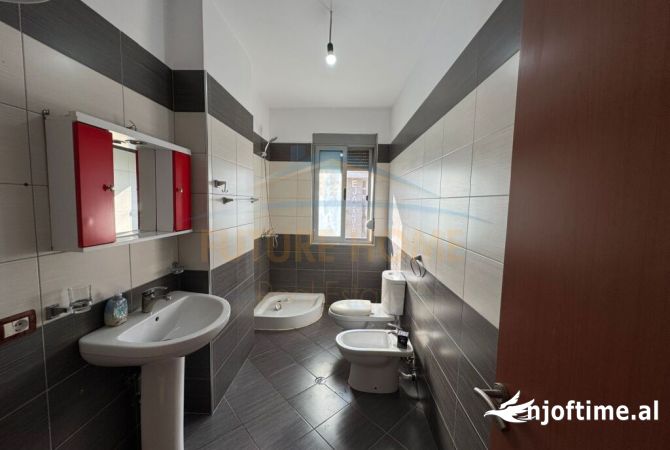 Shtepi ne shitje Apartament ne Tirane, 2+1, Mobilimi Pjeserisht e mobiluar, Pagesa 145,000  Euro.