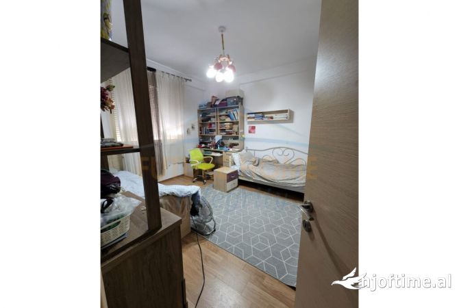 Shtepi ne shitje Apartament ne Tirane, 2+1, Mobilimi E mobiluar, Pagesa 73,000  Euro.