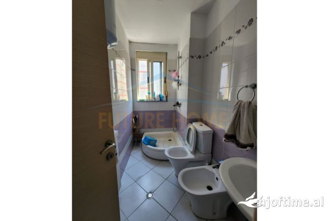 Shtepi ne shitje Apartament ne Tirane, 2+1, Mobilimi E mobiluar, Pagesa 73,000  Euro.