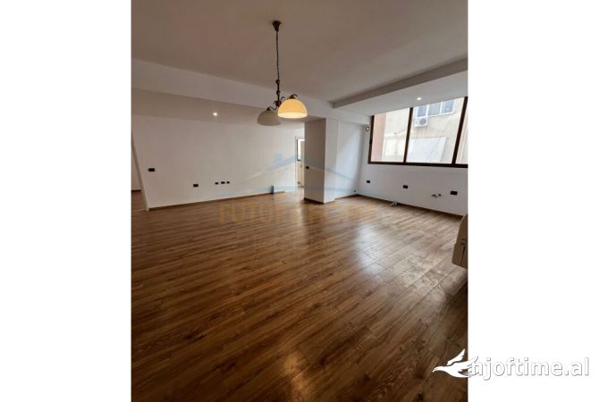 Shtepi ne shitje Apartament ne Tirane, 3+1, Mobilimi Bosh, pa mobiluar, Pagesa 250,000  Euro.