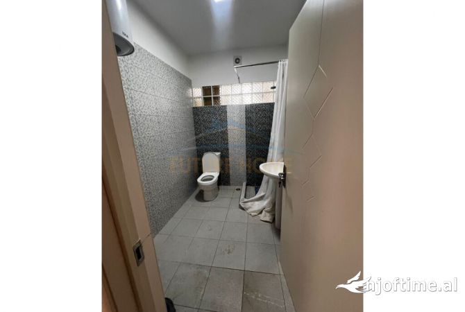 Shtepi ne shitje Apartament ne Tirane, 3+1, Mobilimi Bosh, pa mobiluar, Pagesa 250,000  Euro.
