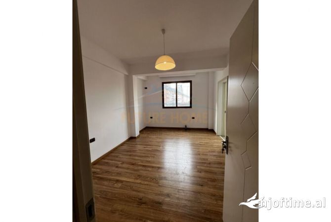 Shtepi ne shitje Apartament ne Tirane, 3+1, Mobilimi Bosh, pa mobiluar, Pagesa 250,000  Euro.