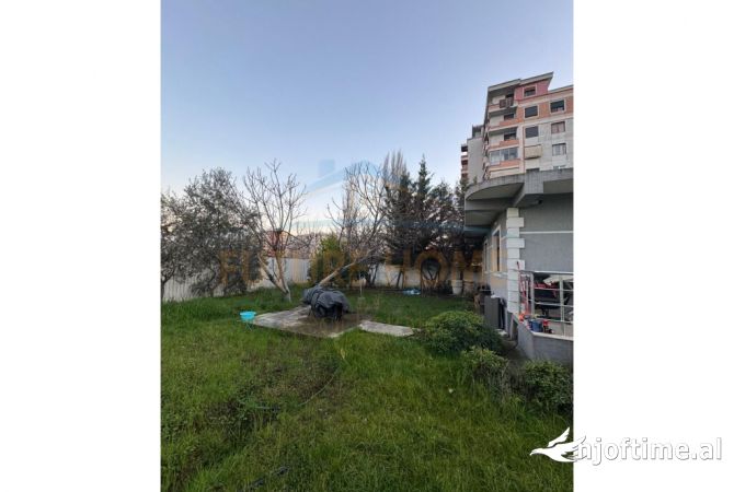 Truall ose Toke  ne Tirane - 150,000 Euro