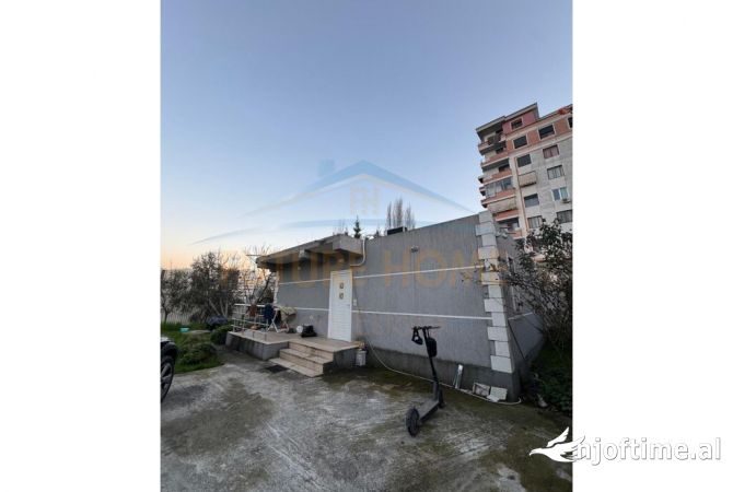 Truall ose Toke  ne Tirane - 150,000 Euro