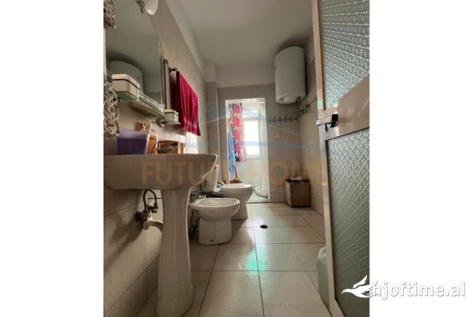 Shtepi ne shitje Apartament ne Tirane, 2+1, Mobilimi E mobiluar, Pagesa 135,000  Euro.