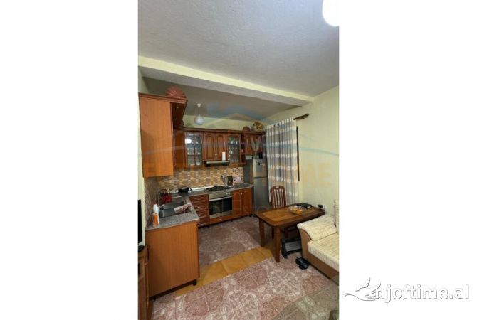 Shtepi me qera Apartament ne Tirane, 2+1, Mobilimi E mobiluar, Pagesa 425  Euro.