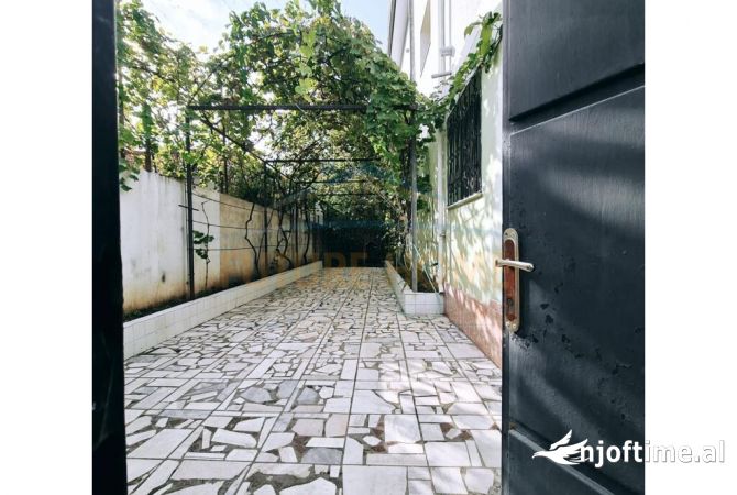 Shtepi me qera Apartament ne Tirane, 2+1, Mobilimi E mobiluar, Pagesa 425  Euro.