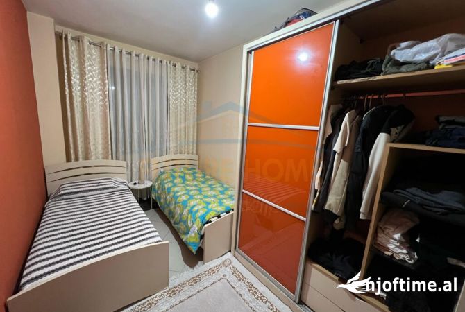 Shtepi ne shitje Apartament ne Tirane, 2+1, Mobilimi E mobiluar, Pagesa 125,000  Euro.