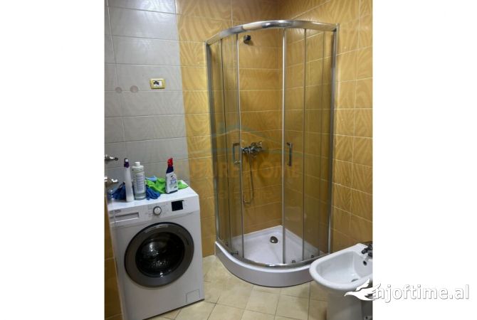 Shtepi me qera Apartament ne Tirane, 3+1, Mobilimi E mobiluar, Pagesa 800  Euro.