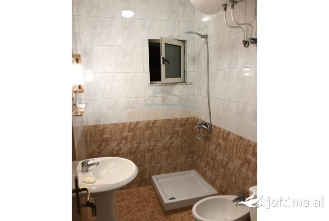 Shtepi ne shitje Apartament ne Tirane, 2+1, Mobilimi E mobiluar, Pagesa 154,000  Euro.