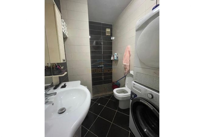 Shtepi ne shitje Apartament ne Tirane, 2+1, Mobilimi E mobiluar, Pagesa 200,000  Euro.