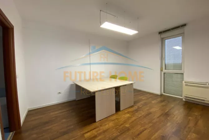 Shtepi me qera Apartament ne Tirane, 3+1, Mobilimi Pjeserisht e mobiluar, Pagesa 1,500  Euro.