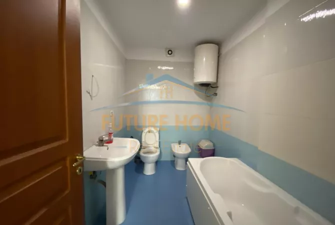 Shtepi me qera Apartament ne Tirane, 3+1, Mobilimi Pjeserisht e mobiluar, Pagesa 1,500  Euro.