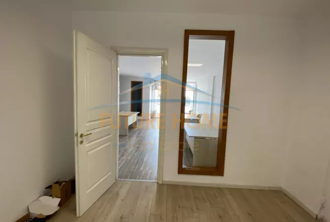 Shtepi me qera Apartament ne Tirane, 3+1, Mobilimi Pjeserisht e mobiluar, Pagesa 1,500  Euro.