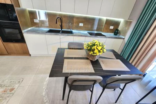 Shtepi me qera Apartament ne Tirane, 2+1, Mobilimi E mobiluar, Pagesa 900  Euro.