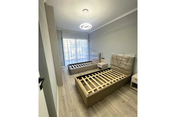 Shtepi ne shitje Apartament ne Tirane, 2+1, Mobilimi E mobiluar, Pagesa 175,000  Euro.
