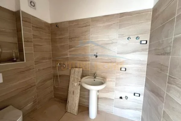 Shtepi ne shitje Apartament ne Tirane, 2+1, Mobilimi Bosh, pa mobiluar, Pagesa 175,750  Euro.