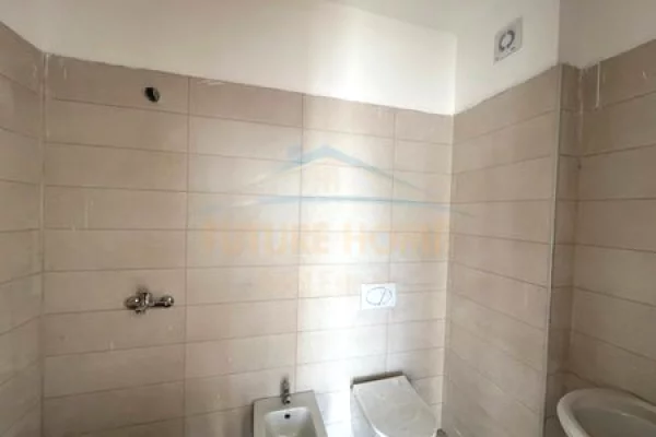 Shtepi ne shitje Apartament ne Tirane, 2+1, Mobilimi Bosh, pa mobiluar, Pagesa 175,750  Euro.