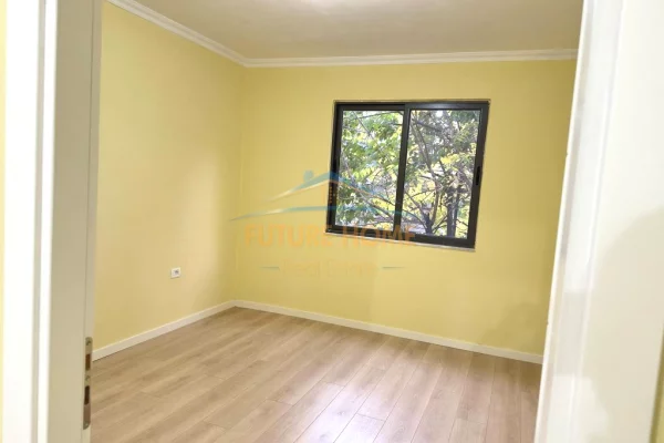 Shtepi ne shitje Apartament ne Tirane, 1+1, Mobilimi Bosh, pa mobiluar, Pagesa 95,000  Euro.