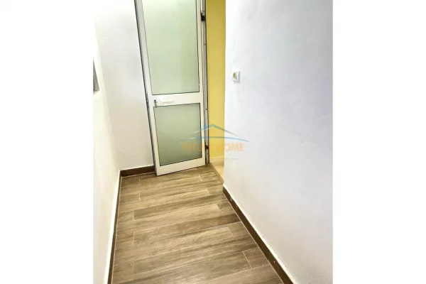 Shtepi ne shitje Apartament ne Tirane, 1+1, Mobilimi Bosh, pa mobiluar, Pagesa 95,000  Euro.