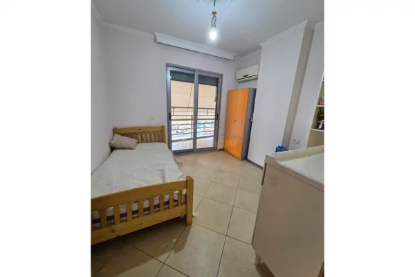 Shtepi ne shitje Apartament ne Tirane, 2+1, Mobilimi E mobiluar, Pagesa 175,000  Euro.
