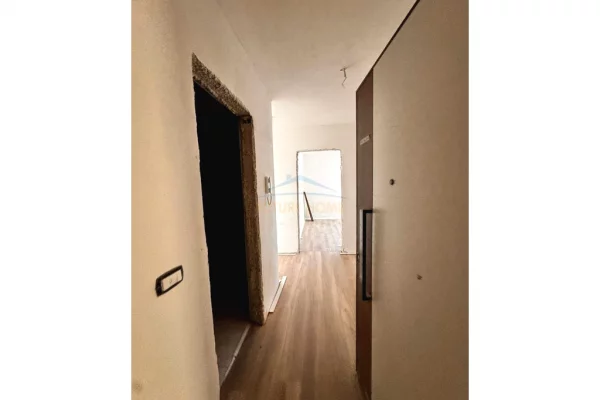 Shtepi ne shitje Apartament ne Tirane, 2+1, Mobilimi Bosh, pa mobiluar, Pagesa 165,920  Euro.