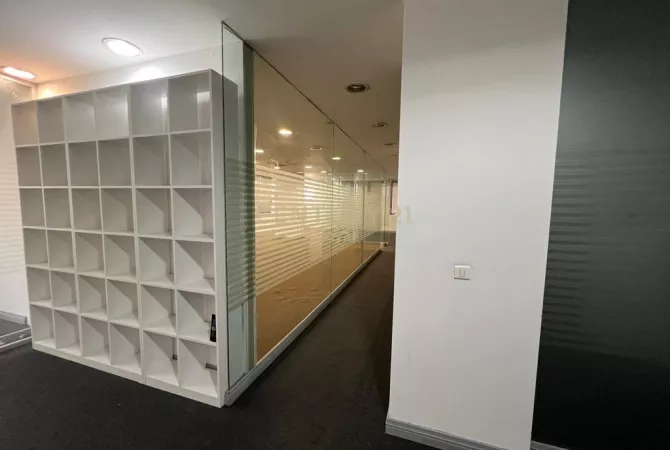 Ambiente Commerciale in Affitto 3+1 a Tirana - 2,500 Euro