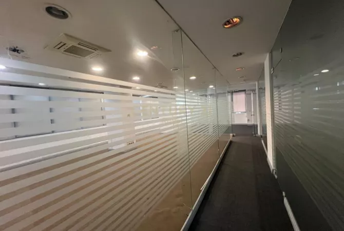 Ambiente Commerciale in Affitto 3+1 a Tirana - 2,500 Euro