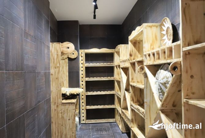 Shtepi me qera Vila Luksoze ne Tirane, 7+1, Mobilimi E mobiluar, Pagesa 3,000  Euro.