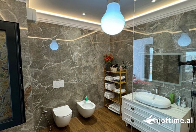 Shtepi ne shitje Apartament ne Tirane, 2+1, Mobilimi E mobiluar, Pagesa 647,900  Euro.