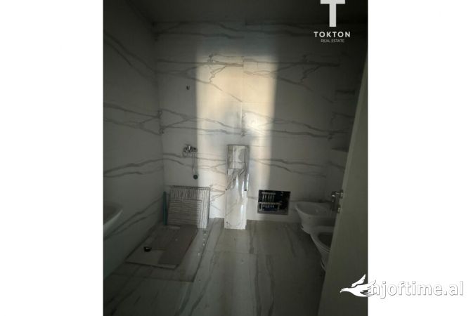 Shtepi ne shitje Apartament ne Tirane, 3+1, Mobilimi Bosh, pa mobiluar, Pagesa 250,000  Euro.