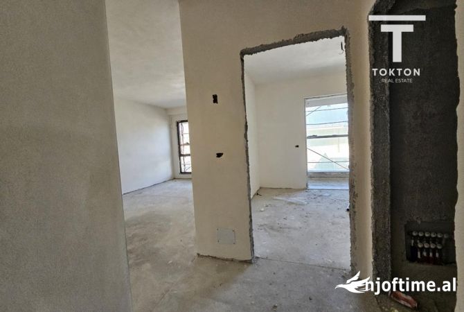 Shtepi ne shitje Apartament ne Tirane, 1+1, Mobilimi Bosh, pa mobiluar, Pagesa 158,300  Euro.