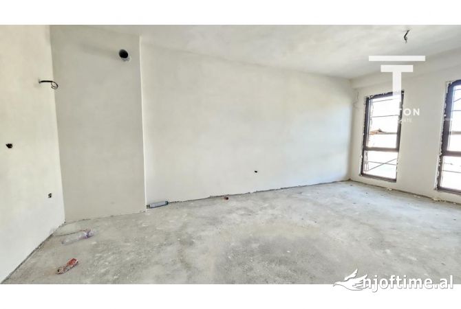 Shtepi ne shitje Apartament ne Tirane, 1+1, Mobilimi Bosh, pa mobiluar, Pagesa 158,300  Euro.