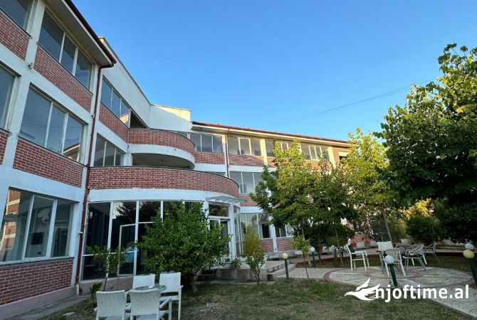Ambiente Commerciale in Affitto 5+1 a Tirana - 5,000 Euro