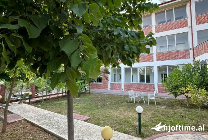 Ambiente Commerciale in Affitto 5+1 a Tirana - 5,000 Euro