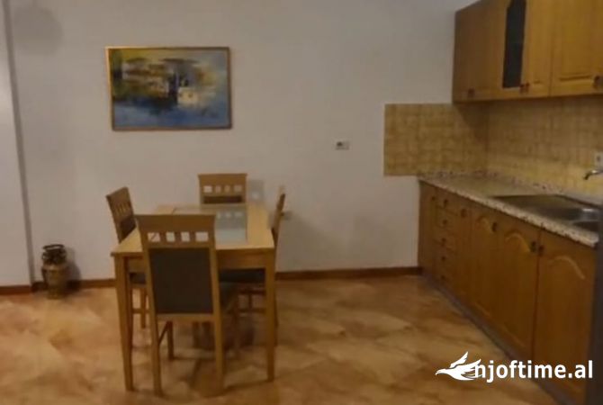 Ambiente Commerciale in Affitto 3+1 a Tirana - 1,200 Euro