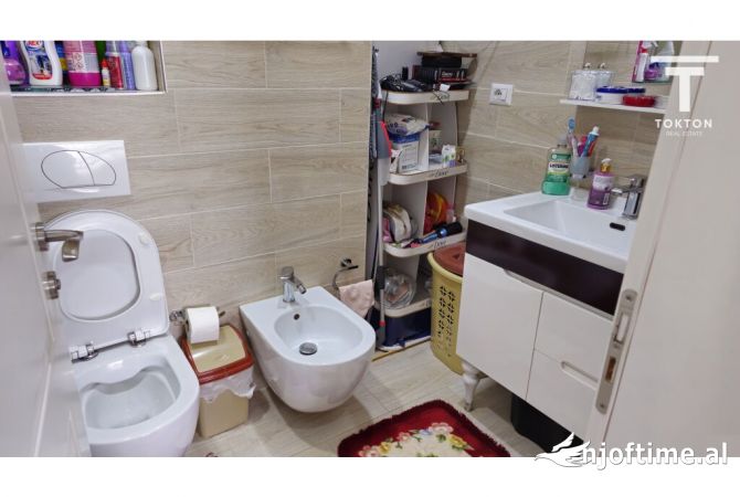 Shtepi ne shitje Apartament ne Tirane, 3+1, Mobilimi E mobiluar, Pagesa 259,000  Euro.