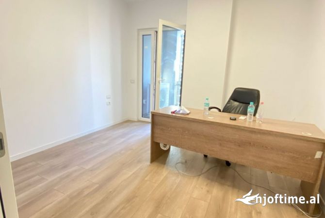 Ambiente Commerciale in Affitto 3+1 a Tirana - 600 Euro