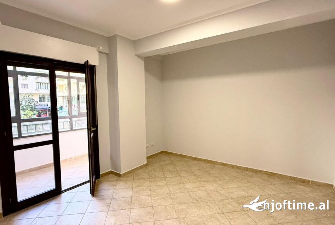 Shtepi ne shitje Apartament ne Tirane, 3+1, Mobilimi Bosh, pa mobiluar, Pagesa 295,000  Euro.