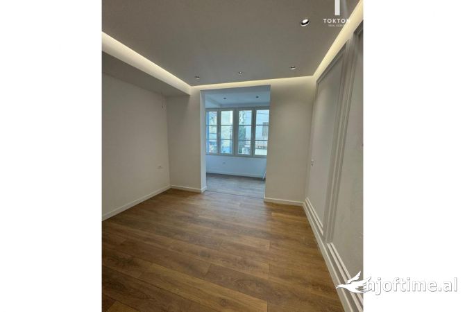 Ambiente Commerciale in Affitto 3+1 a Tirana - 1,300 Euro