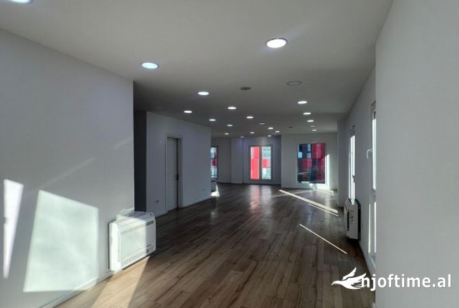 Ambjent biznesi me qera 3+1 ne Tirane - 2,300 Euro