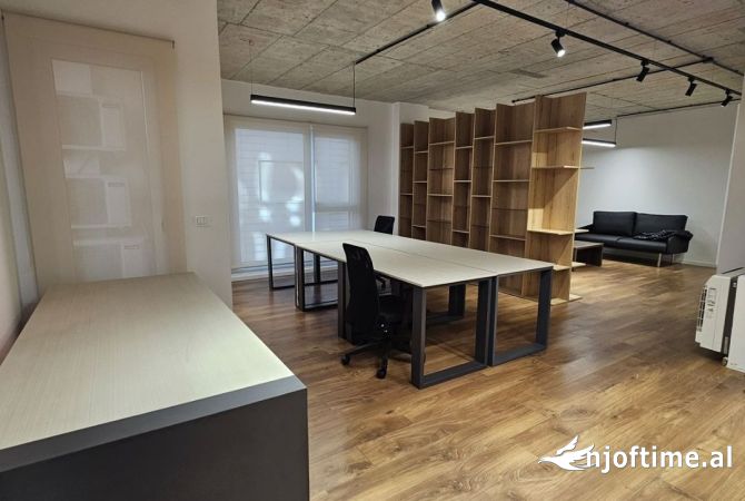 Ambjent biznesi me qera 3+1 ne Tirane - 2,500 Euro