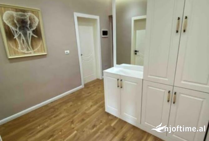 Shtepi ne shitje Apartament ne Tirane, 1+1, Mobilimi E mobiluar, Pagesa 249,000  Euro.
