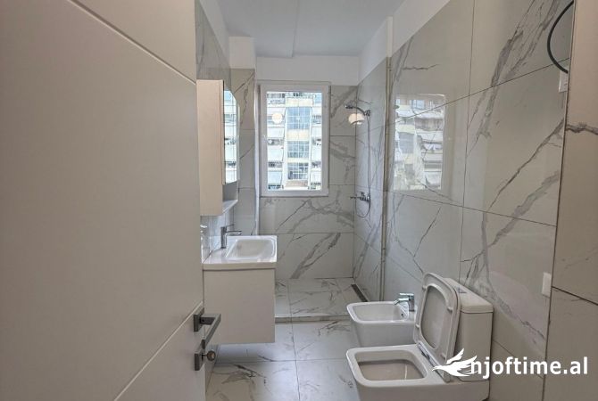 Shtepi ne shitje Apartament ne Tirane, 2+1, Mobilimi Bosh, pa mobiluar, Pagesa 135,000  Euro.